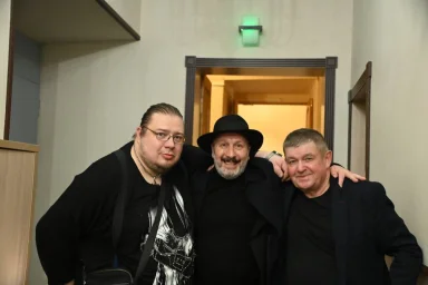 Евгений Любимцев улыбается за кулисами фестиваля в СПб 2025