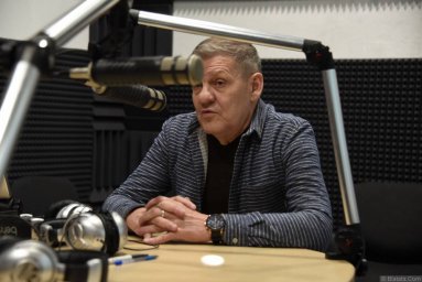 Валерий Волошин, группа Пятилетка в Калининграде на радио записывает интервью