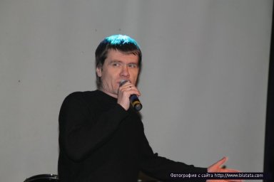На сцене Владимир Лисицын