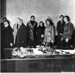 Прощание с Аркадием Северным в зале крематория в Ленинграде близкие и родственники