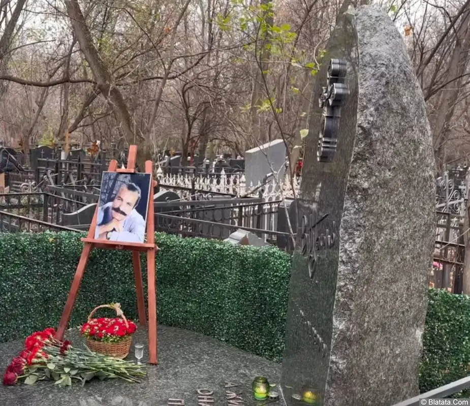 На могиле Вилли Токарева установили памятник к 90-летию шансонье