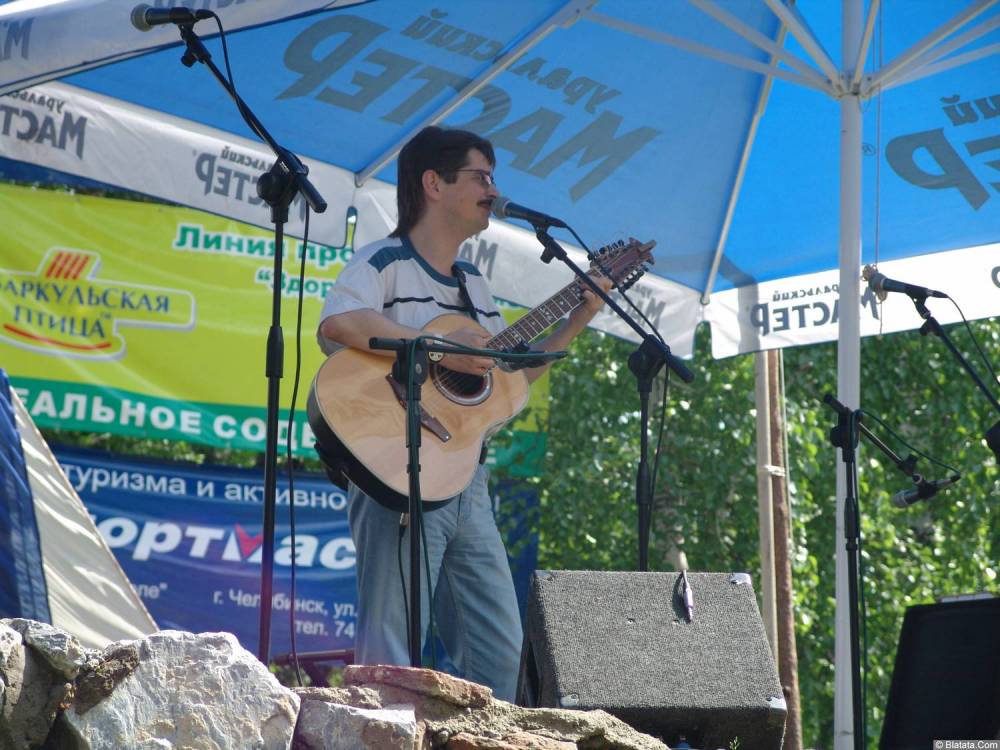 Виктор Третьяков поёт на сцене Ильменского фестиваля