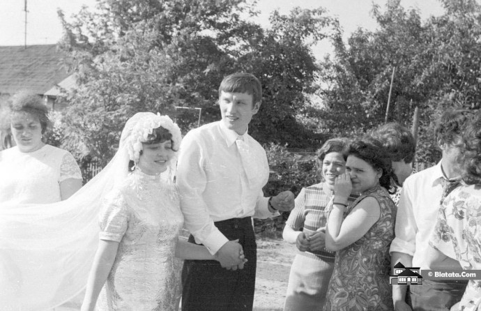 Жених с невестой прогуливаются по советской деревне
