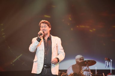 Владимир Черняков на концерте Новое и лучшее 30 ноября 2015 года с микрофоном