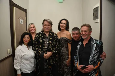 Юрий Лоза и участники фестиваля за кулисами фестиваля