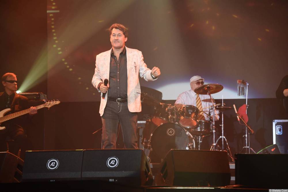 Владимир Черняков на концерте Новое и лучшее 30 ноября 2015 года поёт на сцене