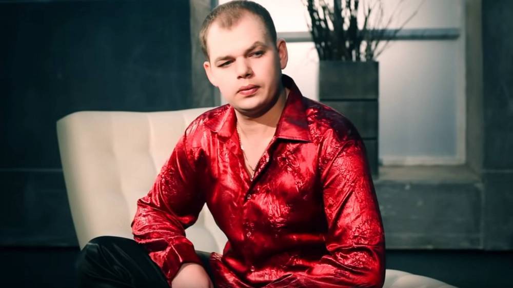 Алексей Брянцев в красной рубашоночке