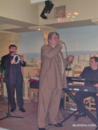 Бока Давидян с микрофоном на сцене с музыкантами
