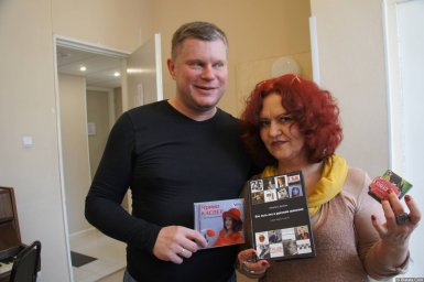 Ирина Каспер и Михаил Дюков с книгой и диском на XX-м фестивале памяти Аркадия Северного 12 апреля 2015 г.