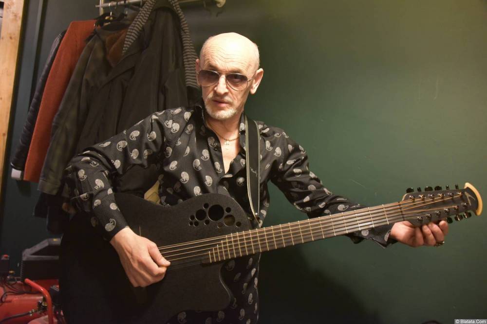 Григорий Заречный портрет с гитарой на концерте Новое и лучшее 30 ноября 2015 года