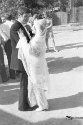 Друг жениха танцует с невестой и хитро глядит в камеру