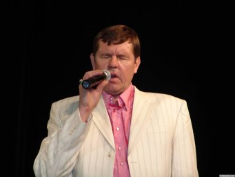 Александр Новиков поёт