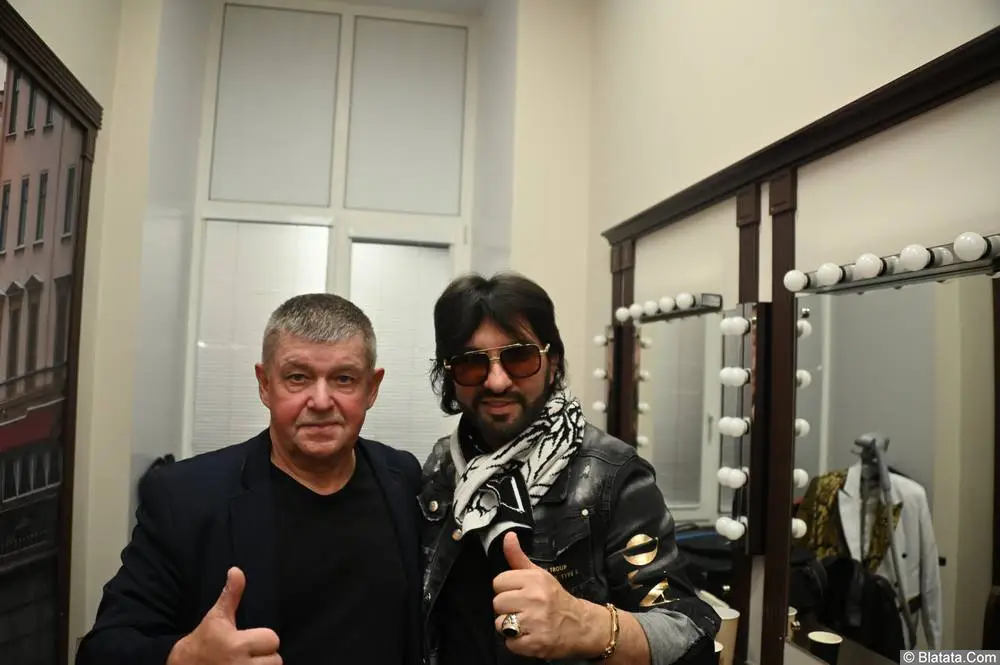 Александр Марцинкевич улыбается за кулисами в Санкт-Петербурге