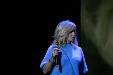 Аида Сергиенко в танце на сцене фестиваля в Санкт-Петербурге