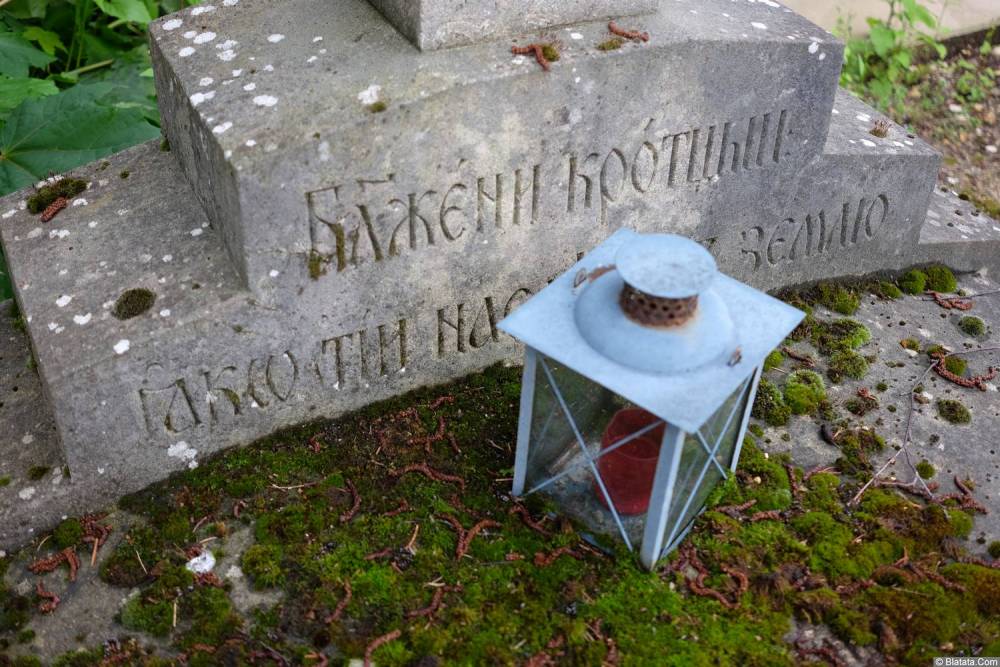 Могилка на старо-русском на кладбище Сент-Женевьев-де-Буа