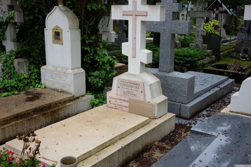 Могила Серебряковых на кладбище Сент-Женевьев-де-Буа