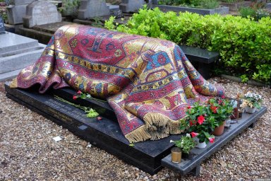 Могила Рудольфа Нуреева на кладбище Сент-Женевьев-де-Буа