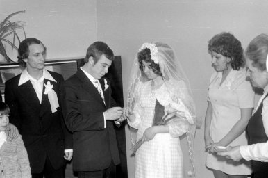Жених надевает кольцо невесте 1975 год