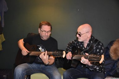 Григорий Заречный настраивает гитару на концерте Новое и лучшее 30 ноября 2015 года