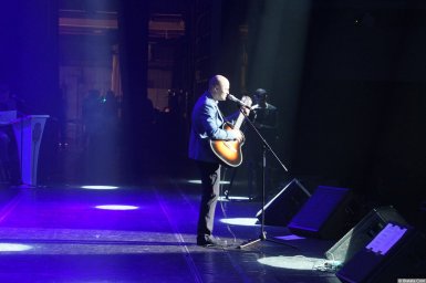 Анатолий Топыркин выступает на XX-м фестивале памяти Аркадия Северного 12 апреля 2015 г.