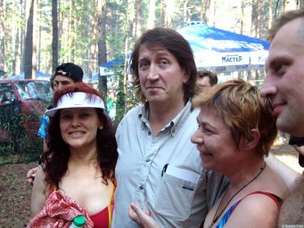 Олег Митяев с поклонницами