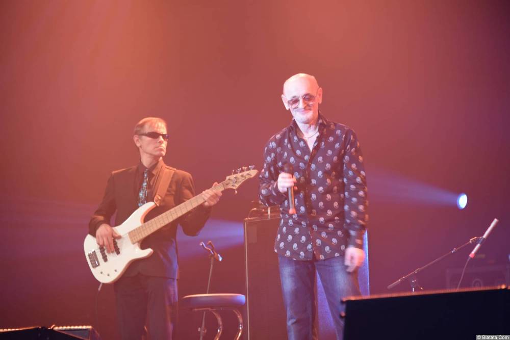 Григорий Заречный на концерте Новое и лучшее 30 ноября 2015 года с микрофоном