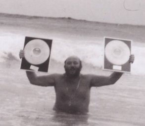 Ivan Rebroff с золотыми дисками купается в море