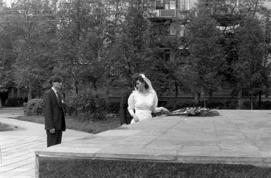 Свадьба в СССР. Возложение цветов женихом и невестой