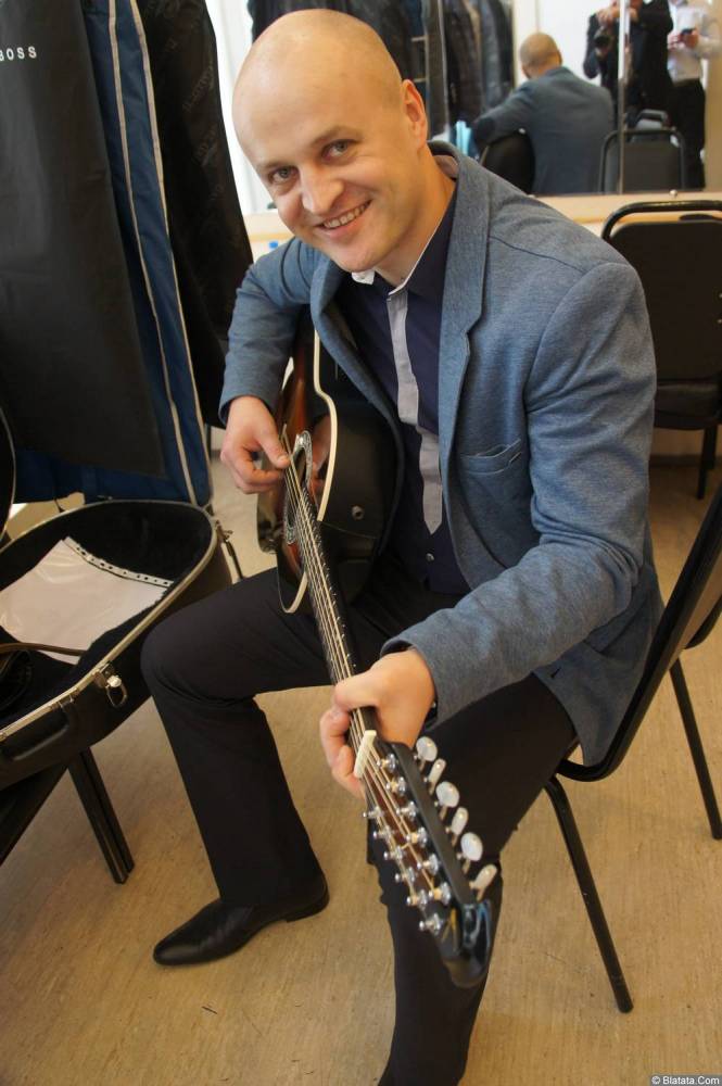 Анатолий Топыркин с гитарой на XX-м фестивале памяти Аркадия Северного 12 апреля 2015 г.
