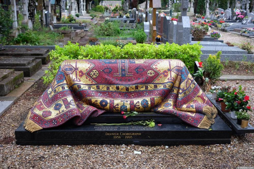 Могила Рудольфа Нуреева на кладбище Сент-Женевьев-де-Буа 2