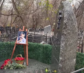 На могиле Вилли Токарева установили памятник к 90-летию шансонье