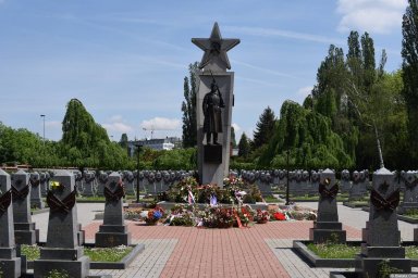 Главная аллея мемориала советским воинам
