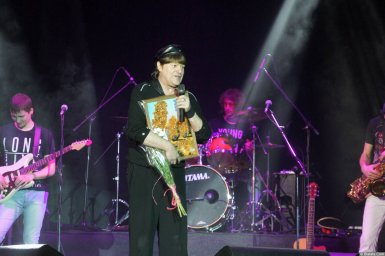 Виктор Королев на концерте 10 ноября 2015 года с картиной