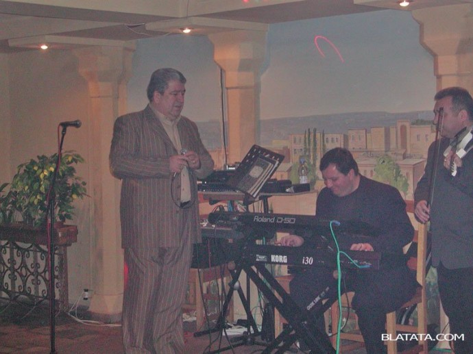 Бока Давидян с микрофоном на сцене с музыкантом