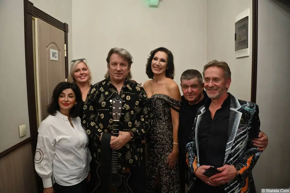 Юрий Лоза и участники фестиваля за кулисами фестиваля