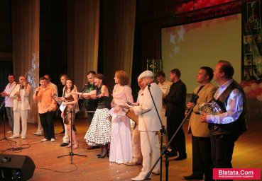 Татьяна Кабанова на сцене фестиваля шансона с другими участниками