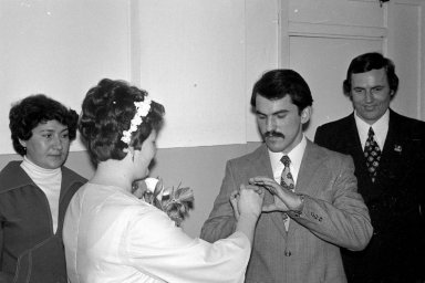 Как было в ЗАГСе в СССР. Жених надевает кольцо невесте