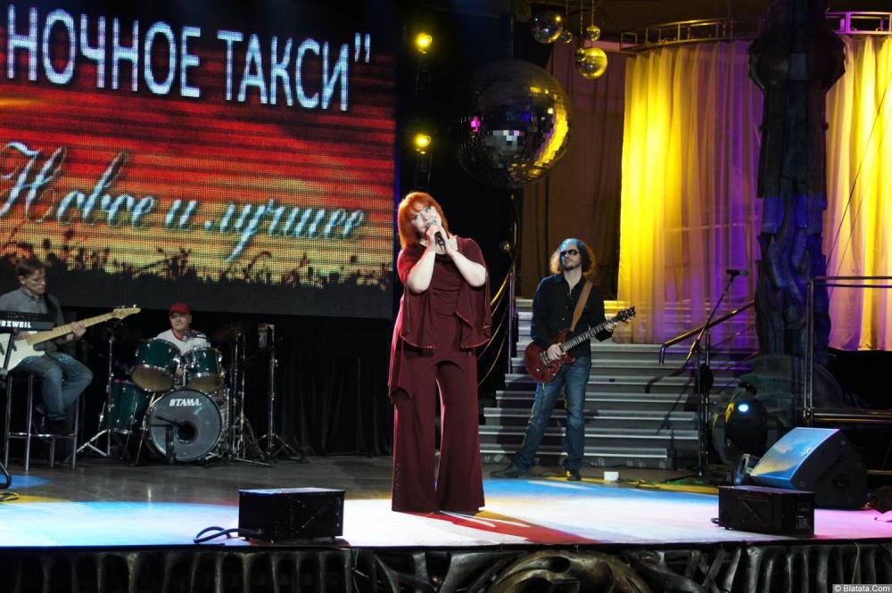 Олеся Атланова выступает на концерте 2013 года