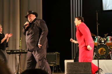 Иван Московский с поклонницей на сцене