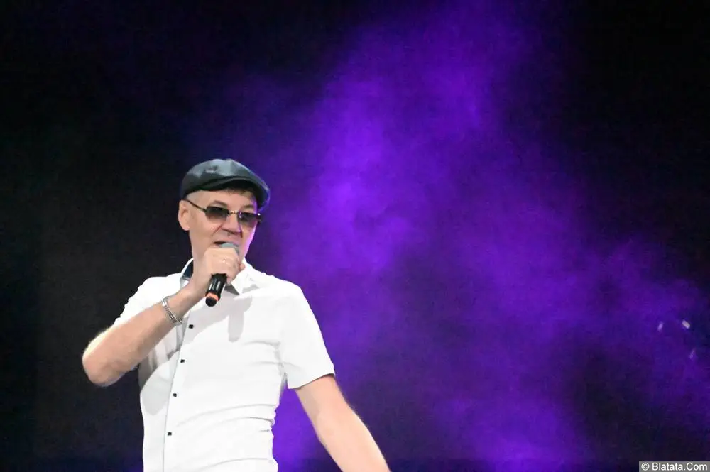 Олег Магадан выступает на сцене фестиваля