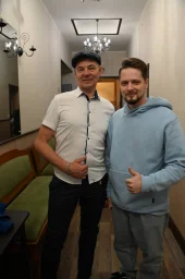 Олег Магадан общается с коллегами на фестивале | Закулисные фото