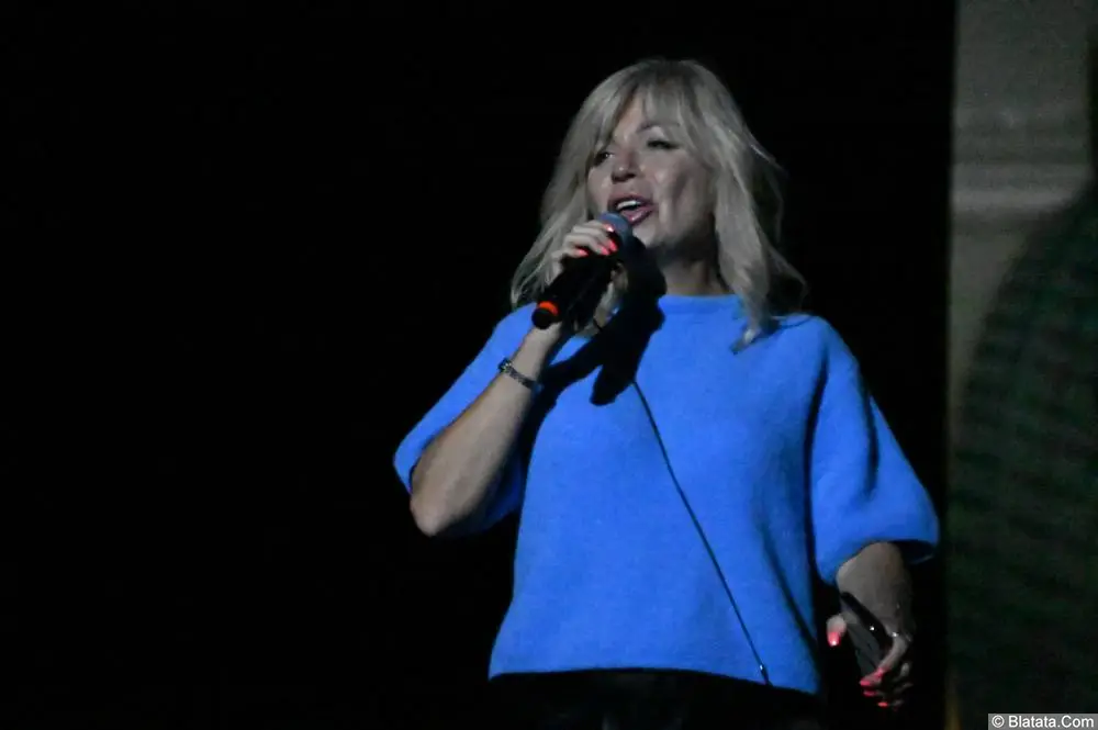 Аида Сергиенко во время выступления на фестивале в СПб