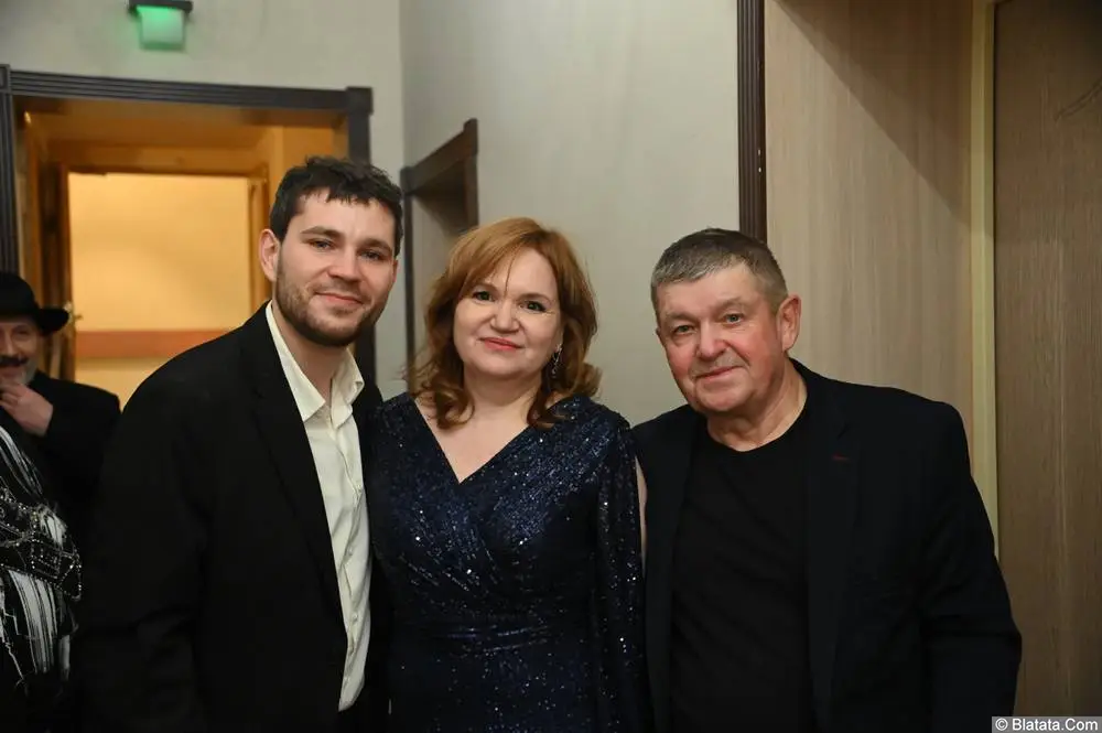 Евгений Любимцев на фоне афиши фестиваля «Звезды Невы» в Петербурге