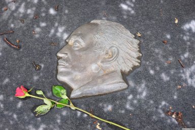 Могила Александра Галича на кладбище Сент-Женевьев-де-Буа, фрагмент