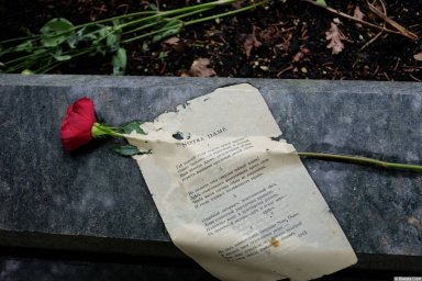 Цветы и текст на кладбище Сент-Женевьев-де-Буа