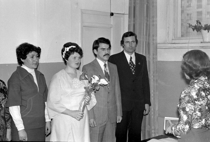 Невеста и жених слушают сотрудницу ЗАГСа. Фото сделано в 1980 году