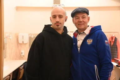 Олег Магадан улыбается за кулисами