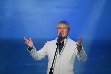 Сергей Рогожин поет