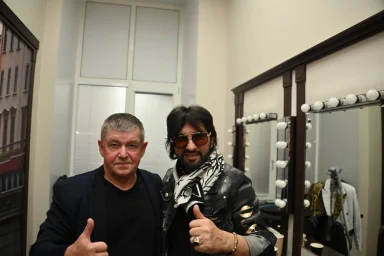 Александр Марцинкевич улыбается за кулисами в Санкт-Петербурге