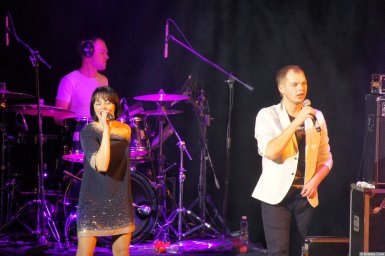 Алексей Брянцев с вокалисткой на концерте 16 декабря 2014 года